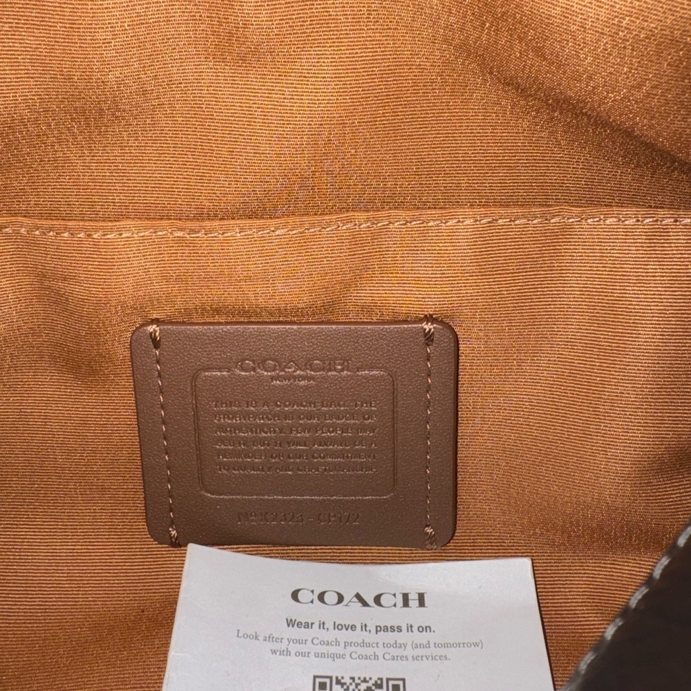 Coach unisex crossbody bag charms and decor strap included excellent condition - Picture 6 of 10